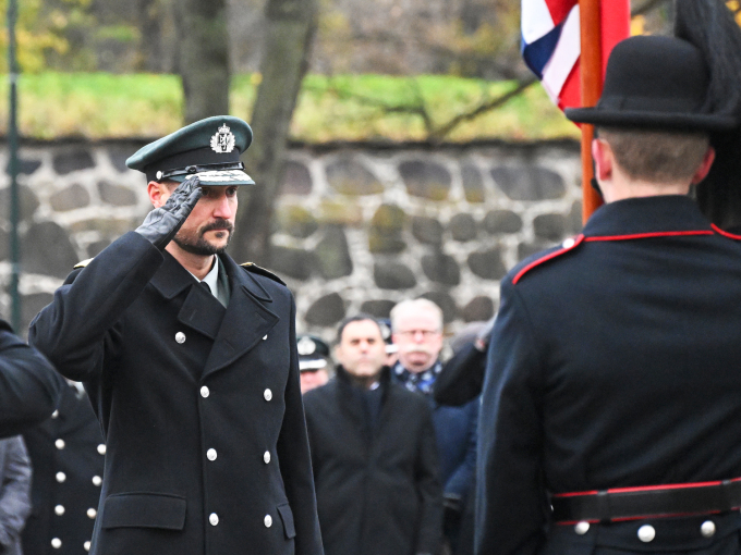 Kronprins Haakon gjør honnør under Forsvarets minnedag. Foto: Sven Gj. Gjeruldsen, Det kongelige hoff